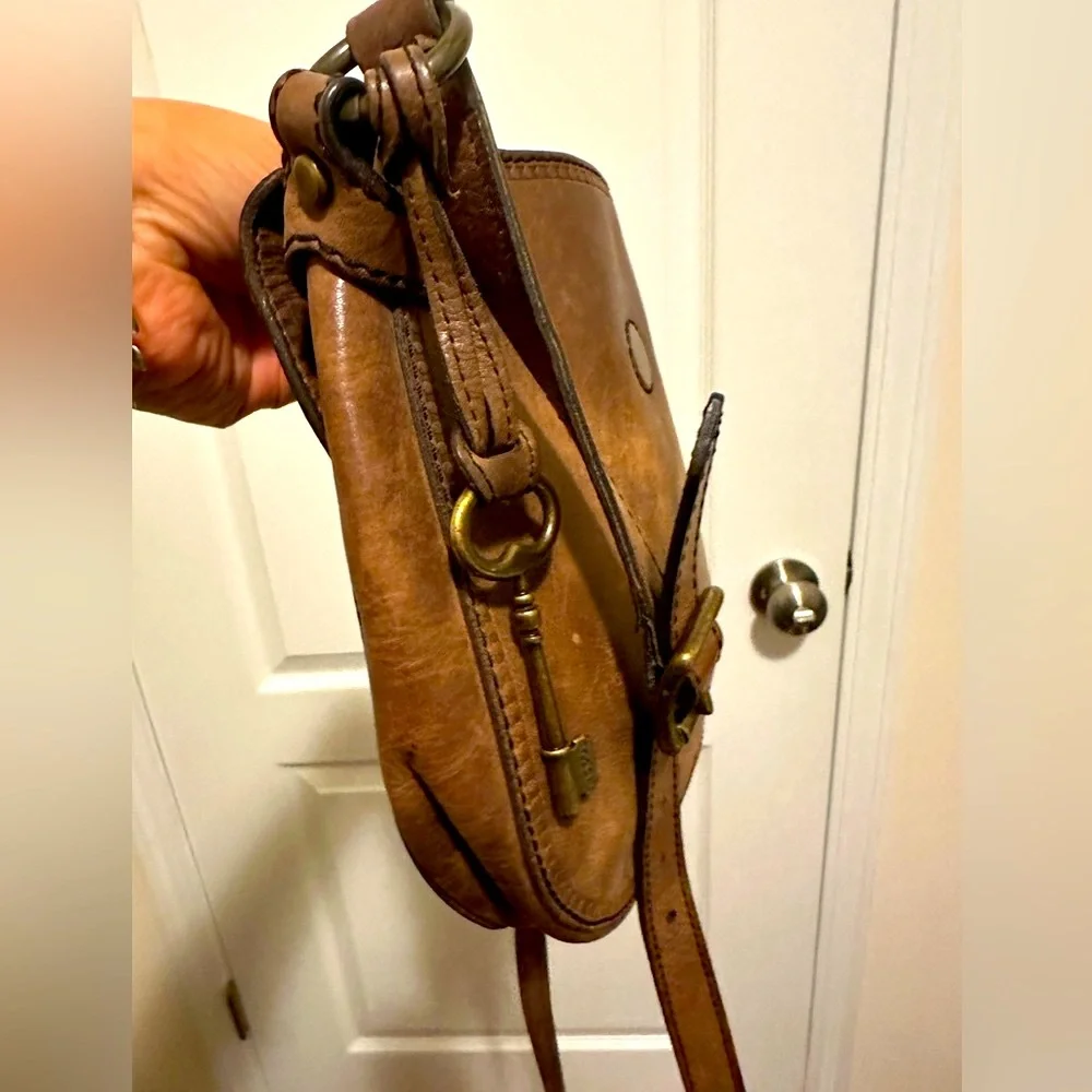 CLOSE OUT SALE FOSSIL🗝️ (VRI) Vintage Re-Issue Crossbody Key Fob - Picture 6 of 15